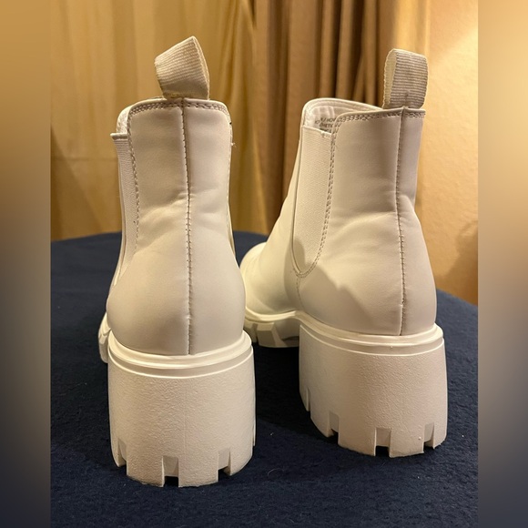 Steve Madden white Chelsea boots. Ankle-high. Chunky heel. Elastic side panel. 8 - Picture 7 of 12